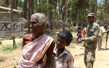 Tamil civilians flee to government controlled areas from Tamil Tiger rebels' last territory in Puthukkudiyiruppu, northern Sri Lanka, April 24, 2009. [Xinhua]