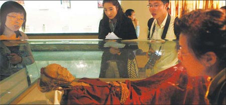 Visitors view the Loulan Beauty, the first mummy found at the Xiaohe Tombs, now in the Xinjiang Uygur Autonomous Region Museum. Yang Shizhong