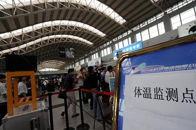 Passengers from overseas are required to undergo the temperature test in Shuangliu Airport in Chengdu, southwest China's Sichuan Province. The flow of outbound tourists has almost come to a halt because people are afraid of contracting the A/H1N1 flu virus during travel. [Photo from www.cnr.cn]