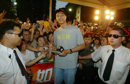 Chinese basketball player Yi Jianlian (C) attends a fans meeting held in Guangzhou, capital of south China's Guangdong Province, May 15, 2009.[Xinhua]