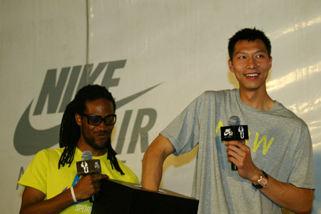 Chinese basketball player Yi Jianlian (R) attends a fans meeting held in Guangzhou, capital of south China's Guangdong Province, May 15, 2009. [Xinhua]