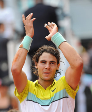 Rafael Nadal of Spain waves to the audience after winning men's singles semifinal against Novak Djokovic of Serbia at the Madrid Open tennis tournament in Madrid, Spain, May 16, 2009. Nadal won 2-1 and advanced to the final. [Xinhua]