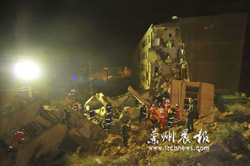 Rescuers search for survivors amid the ruins of a collapsed residential building at the Jiuzhou Economic Development Zone in Lanzhou, Gansu province May 16, 2009. Part of the building collapsed due to a landslide late Saturday, killing five people and leaving two others missing. [Photo: lzcbnews.com] 