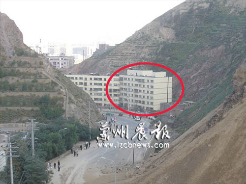 An undated photo shows the residential building before it was destroyed by a landslide on Saturday evening, killing five people and leaving two others missing, at the Jiuzhou Economic Development Zone in Lanzhou, Gansu province May 16, 2009. [Photo: lzcbnews.com] 