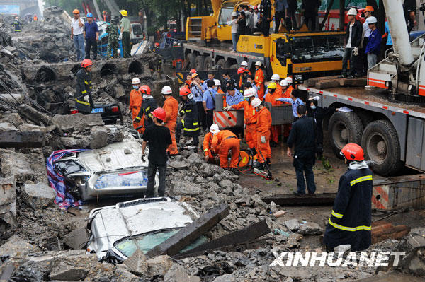 A total of nine people died and 16 others were injured in Sunday's viaduct collapse in central China's Hunan Province, rescue headquarters reported at a press conference convened Monday evening. [Xinhua]