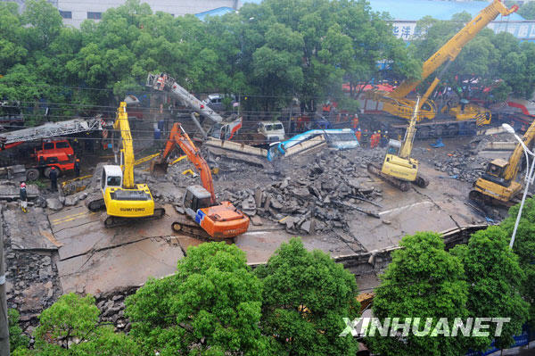 A total of nine people died and 16 others were injured in Sunday's viaduct collapse in central China's Hunan Province, rescue headquarters reported at a press conference convened Monday evening. [Xinhua]