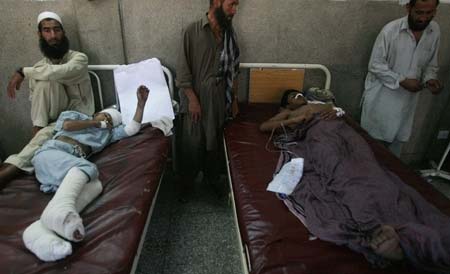 Internally displaced people who were injured in Swat valley while fleeing a military offensive, rest in a hospital, in Peshawar May 15, 2009. 