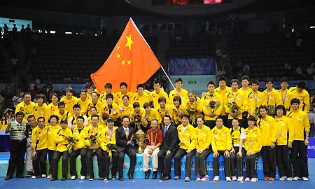 Members China's national badminton team pose for a photo at the awarding ceremony of the 2009 Sudirman Cup World Team Badminton Championships in Guangzhou, capital of south China's Guangdong Province, on May 17, 2009. China got the 2009 Sudirman Cup after beating South Korea 3-0 in the final on Sunday. (Xinhua/Li Gang) 
