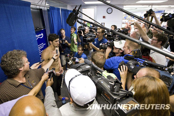 Michael Phelps talks with the media after winning the final of the men's 100 butterfly during the Charlotte UltraSwim Grand Prix in Charlotte, North Carolina May 15, 2009.(Xinhua/Reuters Photo) 