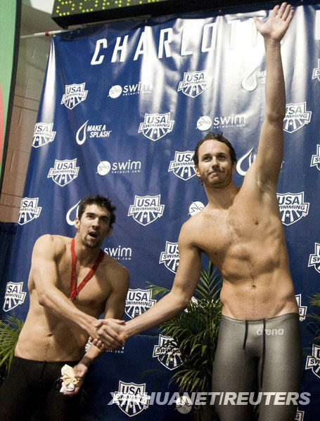 Swimmer Michael Phelps (L) shakes hands with Aaron Peirsol after losing in the 100 meter backstroke during the Charlotte UltraSwim Grand Prix at the Mecklenburg Aquatic Center in Charlotte, North Carolina May 16, 2009 .(Xinhua/Reuters Photo) 