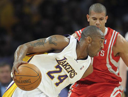 Los Angeles Lakers guard Kobe Bryant( L) drives the ball in the second half during Game 7 of their NBA Western Conference semi-final basketball playoff game in Los Angeles, May 17, 2009.(Xinhua Photo) 