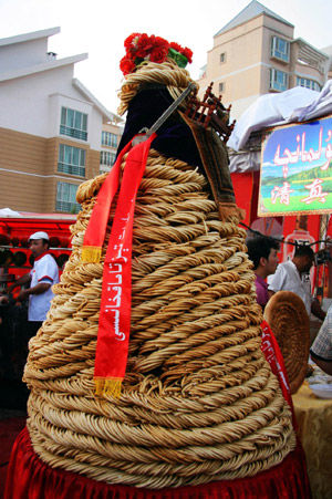 Sanzi, a special kind of fried Uygur food, is eye-catching at the International Tourism and Food Festival in Aksu city of northwest China's Xinjiang Uygur Autonomous Region, May 15, 2009. The festival was opened in Aksu on Friday, displaying foods from at home and abroad. [Xinhua/Yan Pengju]