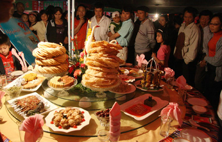 Special Uygur foods attract many visitors at the International Tourism and Food Festival in Aksu city of northwest China's Xinjiang Uygur Autonomous Region, May 15, 2009. [Xinhua/Yan Pengju] 