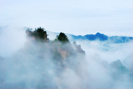 Picture taken on May 16, 2009 shows a view of Zhangjiajie, a UNESCO heritage site in central China's Hunan Province. (Xinhua/Long Hongtao) 