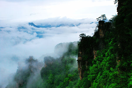 Picture taken on May 16, 2009 shows a view of Zhangjiajie, a UNESCO heritage site in central China's Hunan Province. (Xinhua/Long Hongtao) 