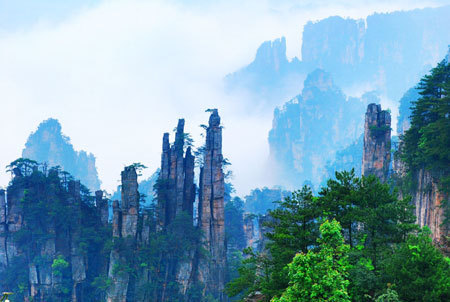 Picture taken on May 15, 2009 shows a view of Zhangjiajie, a UNESCO heritage site in central China's Hunan Province. (Xinhua/Long Hongtao) 