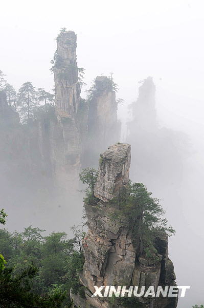 Photo taken on May 15 shows the mountains of Zhangjiajie National Forest Park, the famous tourist destination in central China's Hunan province, hidden in the misty clouds formed after a rainfall, presenting a spectacular scene as in a traditional Chinese brush painting. [Photo:Xinhuanet]