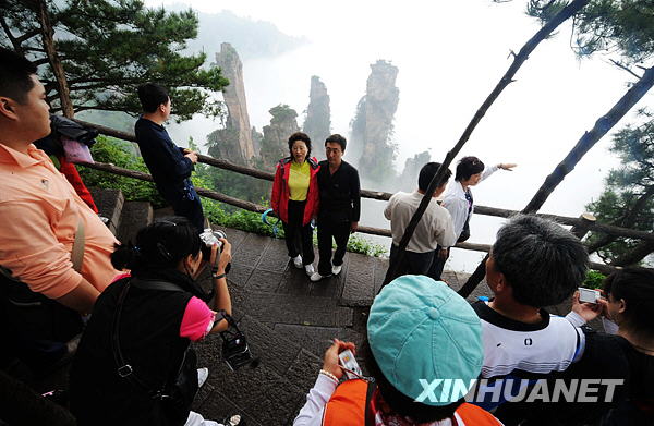  Photo taken on May 15 shows visitors to Zhangjiajie National Forest Park taking photos of the beautiful scenes in the scenic spot. [Photo:Xinhuanet]