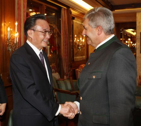 Wu Bangguo (L), chairman of the Standing Committee of the National People's Congress, China's top legislature, meets with Simon Illmer, president of the parliament of Salzburg Province of Austria, in Salzburg May 17, 2009. (Xinhua/Liu Weibing)