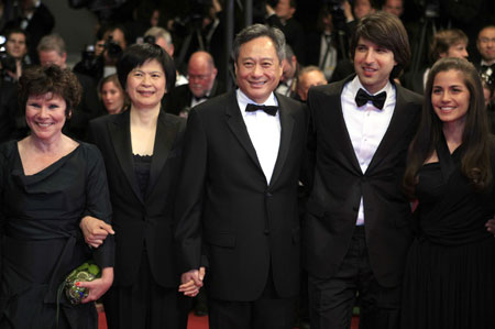 Director Ang Lee (C) and his wife Janice Lin (L2) have a group photo taken with US actors Demetri Martin (R2) and British actress Imelda Staunton (L) on the red carpet as they arrive for the screening of the film "Taking Woodstock" at the 62nd Cannes Film Festival in Cannes, France, May 16, 2009. "Taking Woodstock" competes with other 19 films for the prestigious Palme d