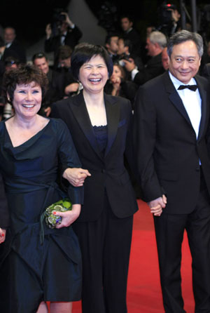 Director Ang Lee (R) and his wife Janice Lin (C) arrive for the screening of the film "Taking Woodstock" at the 62nd Cannes Film Festival in Cannes, France, May 16, 2009. "Taking Woodstock" competes with other 19 films for the prestigious Palme d