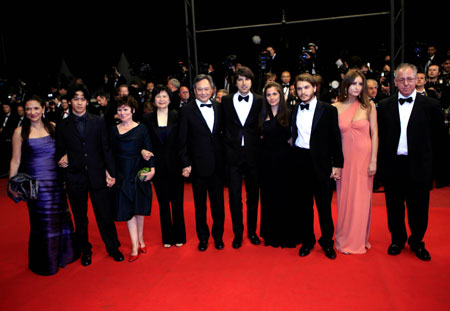 Director Ang Lee (L5) and his wife Janice Lin (L4) have a group photo taken with crew and cast members as they arrive for the screening of the film "Taking Woodstock" at the 62nd Cannes Film Festival in Cannes, France, May 16, 2009. "Taking Woodstock" competes with other 19 films for the prestigious Palme d