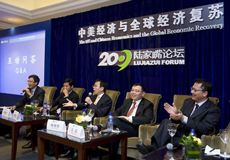 From left: Xu Xiaonian, professor of CEIBS, Hu Zuliu, chairman of Goldman Sachs China, Xie Guozhong, board member of Rosetta Stone Advisors, Ha Jiming, chief economist of China International Capital Corp and Wang Qing, chief economist of Morgan Stanley China discuss issues at the Lujiazui Forum Saturday. [Shanghai Daily]