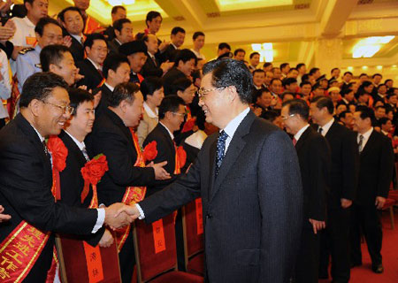 Chinese President Hu Jintao (R, front) meets Monday individual delegates from across the country who were awarded honors in Beijing for their dedication to public order.[Xinhua]