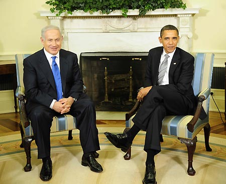 U.S. President Barack Obama (R) meets with visiting Israeli Prime Minister Benjamin Netanyahu at the Oval Office of the White House in Washington, capital of the United States, May 18, 2009, reiterating that the United States is committed to a two-state solution to the Israeli-Palestinian conflict.[Xinhua]