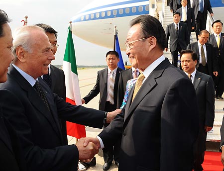 Wu Bangguo (R Front), chairman of the Standing Committee of China's National People's Congress, the country's top legislature, arrives in Milan on May 18, 2009 at the start of an official goodwill visit to Italy.[Xinhua] 