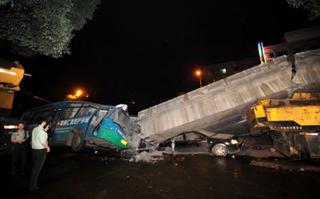 A total of nine people died and 16 others were injured in Sunday's viaduct collapse in central China's Hunan Province, rescue headquarters reported at a press conference convened Monday evening.[Xinhua]