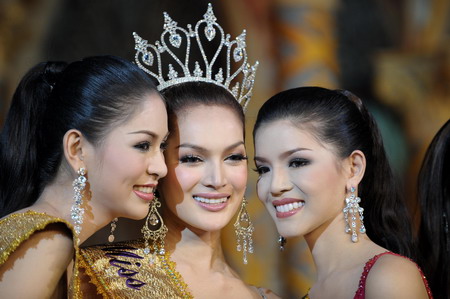 Sorrawee Nattee, Thailand's most beautiful transsexual and Miss Tiffany 2009 winner, is flanked by runners up Writtorn Narapaipimol (left) and Napatsawan Cholakorn in Pattaya, Thailand, May 15. [China Daily/Agencies] 