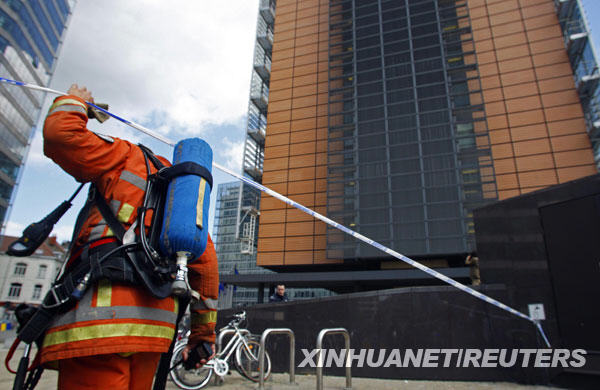 A firefighter enters the secured zone around the European Commission headquarters in Brussels May 18, 2009. The headquarters of the EU's executive European Commission in Brussels was evacuated on Monday due to a fire, a Commission spokesman said. There were no reports of any injuries, a fire brigade official said, adding that the blaze appeared to have started in the basement of the building.[Xinhua/Reuters] 