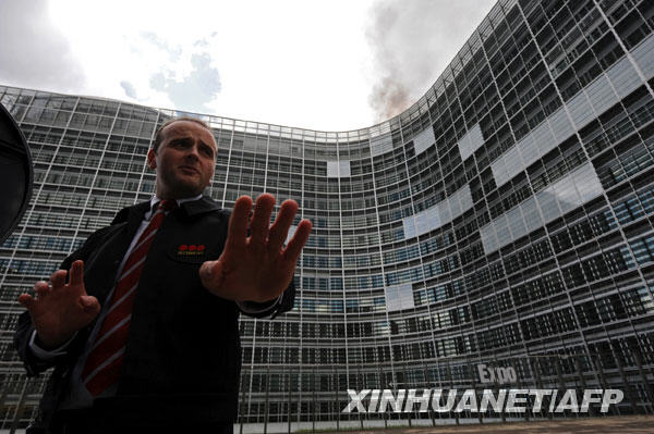  Smoke rises from the top floor of the European Commission headquarters in Brussels, Monday May 18, 2009. [Xinhua/AFP]