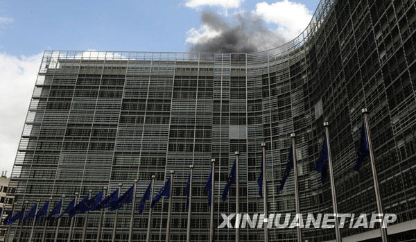 Smoke rises from the top floor of the European Commission headquarters in Brussels, Monday May 18, 2009.[Xinhua/AFP]