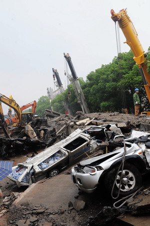 Severely deformed cars are seen at the site of a viaduct collapse accident that had killed 9 and injured 16 in downtown Zhuzhou, central China's Hunan province, Monday May 18, 2009. [Xinhua]