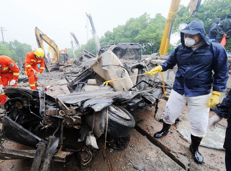 Health worker sanitizes at the site of a viaduct collapse accident that had killed 9 and injured 16 in downtown Zhuzhou, central China's Hunan province, Monday May 18, 2009. [Xinhua]