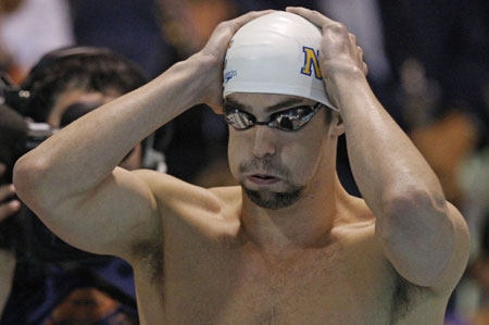 Michael Phelps prepares to swim in the finals of the 100 meter freestyle during the Charlotte UltraSwim Grand Prix at the Mecklenburg Aquatic Center in Charlotte, North Carolina May 17, 2009.(Xinhua/Reuters Photo) 