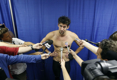 Michael Phelps speaks with reporters after loosing in the finals of the 100 meter freestyle during the Charlotte UltraSwim Grand Prix at the Mecklenburg Aquatic Center in Charlotte, North Carolina May 17, 2009. (Xinhua/Reuters Photo) 