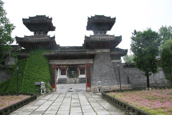 This photo shows the typical architectural style of the Han period used to mark the master's status. The stone tiger is used to guard tombs made of lime stone.