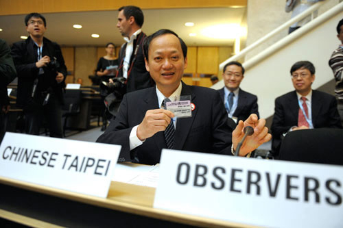 Taiwan health chief Yeh Ching-chuan displays his identity card to press before the start of the 62nd World Health Assembly in Geneva Monday. The island was invited for the first time to the annual meeing of the WHA, the decision-making body of the WHO. [Photo: cnsphoto]
