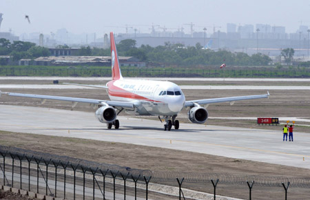 An Airbus A320 plane lands at Binhai International Airport after a test flight in Tianjin, north China, May 18, 2009.[Xinhua]