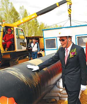 Chinese Vice-Premier Wang Qishan, right, at a ceremony marking the start of construction of the China section of a Sino-Russian oil pipeline, in Mohe, Heilongjiang province. 