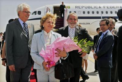 Brazilian President Luiz Inacio Lula da Silva (3rd L) arrives in Beijing, capital of China, May 18, 2009. Luiz Inacio Lula da Silva arrived here on Monday, kicking off his 3-day state visit to China. [Xinhua]