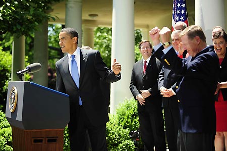 United States President Barack Obama (1st L) addresses a press conference at the White House in Washington May 19, 2009. Barack Obama on Tuesday announced tough new fuel economy standards and the first greenhouse gas pollution standards for cars and trucks. The program will begin to be implemented in 2012. [Xinhua]