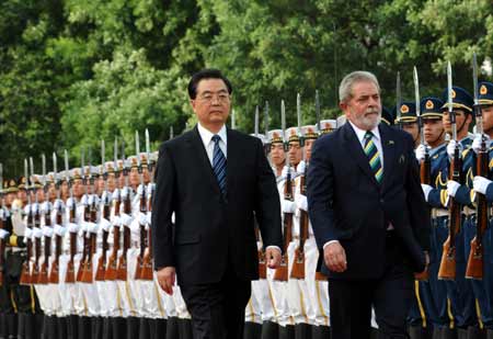 Chinese President Hu Jintao (L) holds a welcoming ceremony for his Brazilian counterpart Luiz Inacio Lula da Silva in Beijing, capital of China, May 19, 2009. [Xinhua]