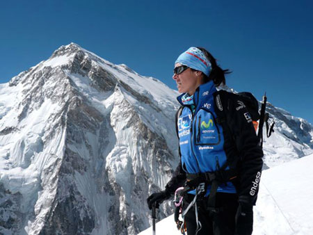 Spanish mountain climber Edurne Pasaban climbs Kangchenjunga mountain, May 17, 2009. Kangchenjunga mountain is her 12th mountain of over 8,000 metres as part of her goal to become the first woman to conquer the world's 14 highest peaks. The photo taken on May 17, 2009 shows Pasaban climbs the mountain.[Xinhua/AFP]