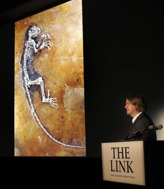 Dr. Jorn Hurum of New York's Museum of Natural History and the University of Oslo speaks next to a slide of a 47 million year old primate fossil known as 'Ida' at the Museum of Natural History May 19, 2009, during a news conference where the find was unveiled. [China Daily/Agencies] 