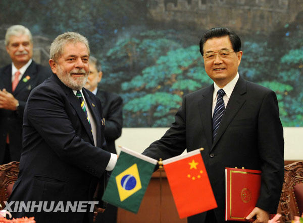 Chinese President Hu Jintao (R) shakes hands with Brazil's President Luiz Inacio Lula da Silva during a signing ceremony at the Great Hall of the People in Beijing May 19, 2009. [Rao Aimin/Xinhua]