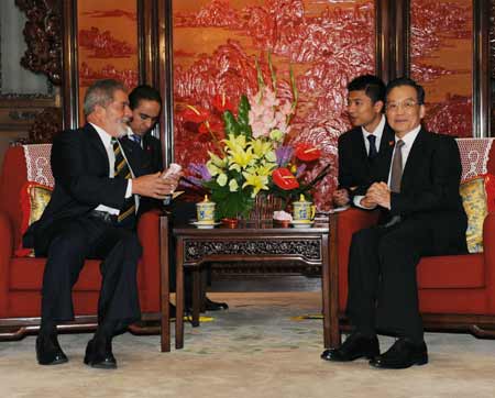 Chinese Premier Wen Jiabao (1st R) meets with Brazilian President Luiz Inacio Lula da Silva (1st L) in Beijing, capital of China, May 19, 2009. [Rao Aimin/Xinhua]